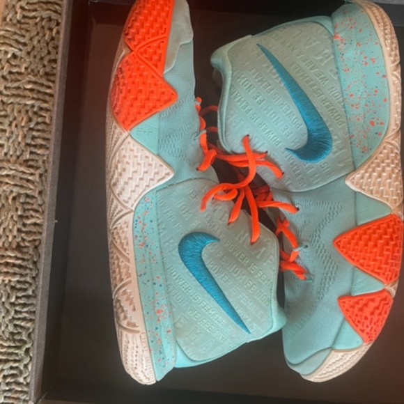 NIKE KYRIE 4 POWER IS FEMALE - Picture 2 of 3